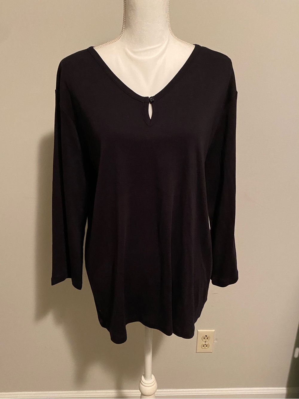 Women's Black Long-Sleeve Keyhole V-Neck Top by Ann Klein Size 2X NWT